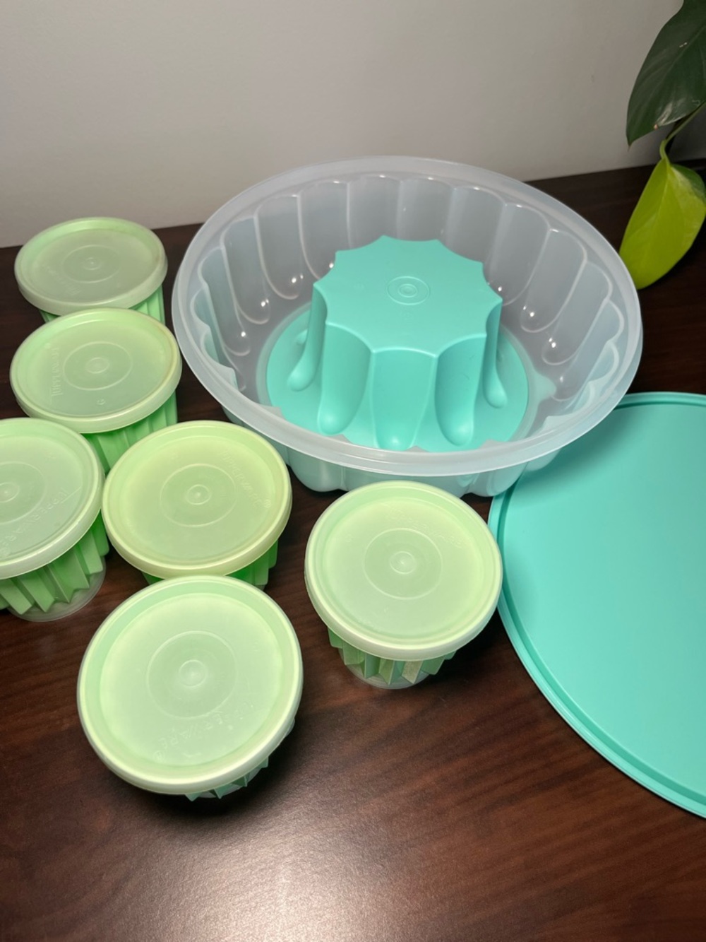 Iconic vintage Tupperware fluted Jello mold set with 6 individual mold. - Picture 3 of 15